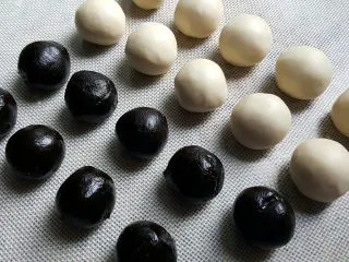 中式点心~玫瑰酥,取一份面团擀成椭圆形。