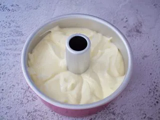 7寸中空原味戚风蛋糕,把拌匀的蛋糕糊倒入学厨7寸的中空模具中，端起模具的两端，指拇按住中空柱上空，轻轻震几下，震出大气泡