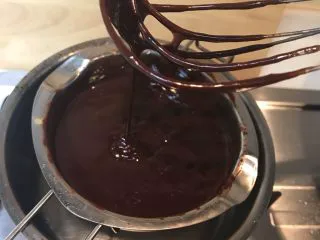 烘培小白入门：幸福满满的巧克力水果条,再加入搅拌好的蛋液，蛋液分三次加入。我的盆子有点小，小心翼翼的。