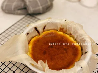 巴斯克芝士蛋糕,要放凉后,如果可以,最好冷藏过夜