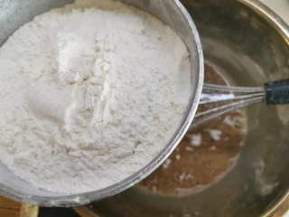 红糖发糕的家常做法（1个蛋）,篩入红糖酵母鸡蛋溶液中