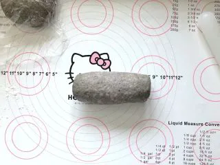 黑芝麻吐司(一次发酵）,光面朝下卷起，松弛10分钟。