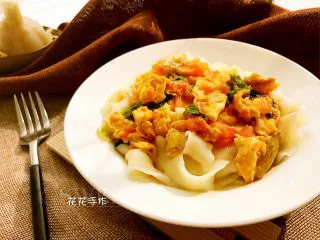 奶酪番茄鸡蛋面,上面淋上奶酪番茄鸡蛋卤。