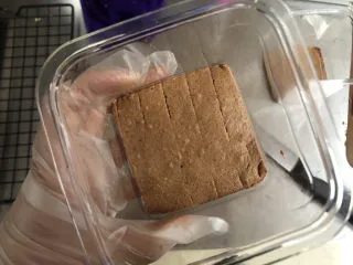 梦龙脆皮盒子,沿着盒子底部割一块蛋糕胚,垫底。