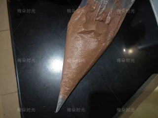 可可旋风蛋糕卷,可可面糊倒进裱花袋里面,剪一个小口。