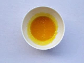 脆底芝士蜂蜜吐司,鸡蛋分离出蛋黄。