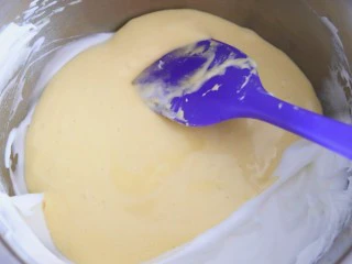 火爆Ins的StrawberryOmelet草莓抱抱卷,搅拌好的蛋糕糊倒回蛋白中翻炒均匀,装入裱花袋。