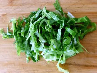 意大利面原来可以这样做，简单、营养、美味,生菜切条状。