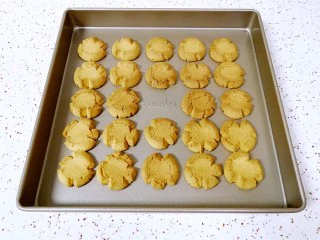 万圣节蜘蛛饼干,饼干烤好以后自然晾凉，家里总是有个小吃货偷吃，我的饼干又少了一个。