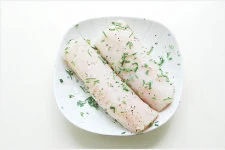 西餐轻松家里做【迷迭香煎鳕鱼】,黑线鳕鱼肉加海盐、迷迭香、黑胡椒碎拌匀，腌30分钟；