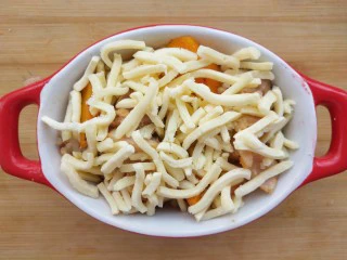 奶香南瓜鸡肉焗饭,撒上马苏里拉奶酪。