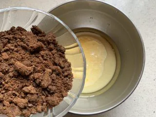 蓝莓麦芬蛋糕,倒入红糖