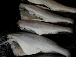 黄花鱼遇上西餐, 锅烧热放少许的油把黄花鱼放入锅中煎至成熟。