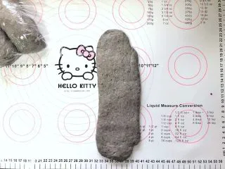 黑芝麻吐司(一次发酵）,再次按扁，擀成长条状。