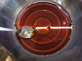 红糖发糕的家常做法（1个蛋）,搅拌至红糖全部融化，降温至手温以下，非常重要！降温！降温！降温！否则会把酵母都烫死