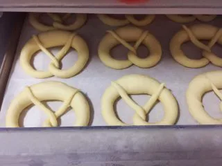 危险与美味并存一一德国碱水包,放入冰箱冷冻一小时或隔夜