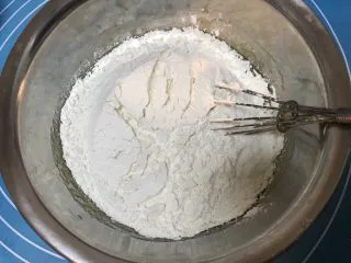 酥掉渣的桃酥,再筛入200g低筋面粉和3g泡打粉，搅拌均匀。