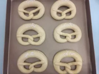 德国碱水面包普雷结,撒上少许烘焙盐