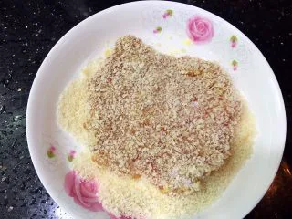 美味的日式炸猪排,之后再裹上一层面包糠