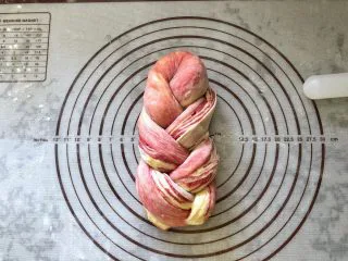 女王大理石纹吐司,辫成麻花辫的造型。