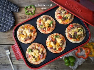 至尊牛肉小披萨,将六孔锅调至中小火,加盖烘至饼坯底面金黄焦脆,芝士全部融化,飘出浓郁的香味。