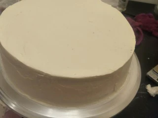 贺寿双层蛋糕(10＋6寸),在打发奶油。300克。用刮刀辅助抹面。
