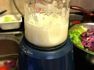 鲍汁焗小排淋酸甜洋葱酱,把洋葱切成小块,用搅拌机打碎。