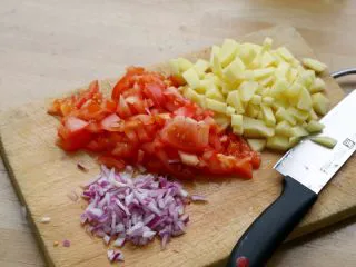 西红柿土豆浓汤,2.土豆削皮切小方块、西红柿和洋葱也切方块,不要求太整齐,待会统统要打成泥。