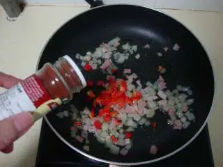 地中海青口贝,橄榄油炒香洋葱培根碎,放入红椒粒、红椒粉炒香