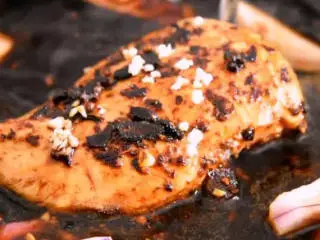 用中式调味品，做出西餐的感觉——豆豉酱烧鸡胸肉,.煎香后放入洋葱、蒜末、生抽、清水