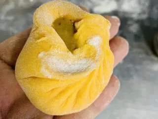 胡萝卜华夫饼,用包包子的手法包好。