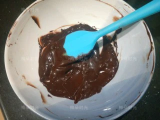 可可旋风蛋糕卷,可可粉加热水,融化成可可糊。这时候打开烤箱预热。