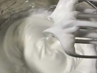 迷你圣诞树蛋糕,蛋清中加入几滴白醋，打发至小弯钩状态。