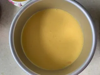 芒果慕斯蛋糕,冰箱冷藏2~3小时,慕斯已凝固。