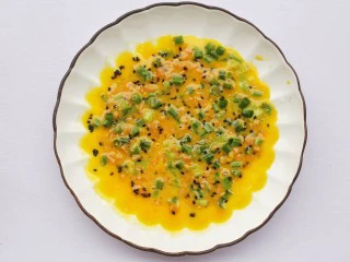 肉松芝士吐司卷,拌匀。