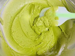 古早蛋糕（青汁）,翻版均匀至无颗粒。