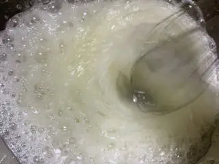 古早蛋糕(抖臀),蛋白➕盐➕柠檬汁。糖分3次➕蛋白里打发。