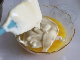 橙味甜甜圈蛋糕，在家就可复刻的经典美味,取一部分蛋糊放入到黄油液中，混匀均匀。