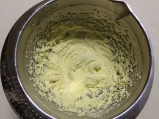 百香果冻芝士蛋糕,用电动打蛋器中速打发至完全融合,柔滑