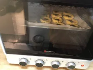 酥掉渣的桃酥,放入烤箱，180度上下双管，烤20分钟左右即可。