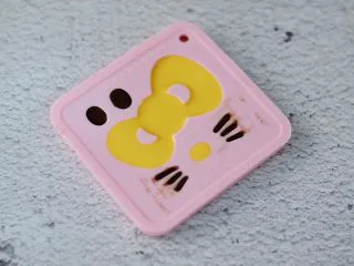 4寸KT猫抹茶慕斯蛋糕,然后把融化的巧克力用勺子慢慢舀进硅胶模具中,放入冰箱冷藏备用