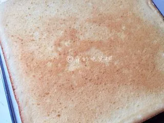 网红的肉松小贝,取出后，倒扣在放在架子上晾凉