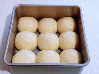 超级松软零失败的全麦蜜豆小餐包,小餐包发酵至原来的两倍大,刷上一层蛋液。