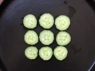 自制美味意大利面,黄瓜切片，当盘子上