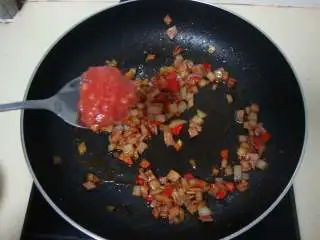 地中海青口贝,倒入西红柿泥充分炒熟,炒成酱