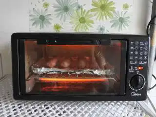 烤香肠蔬菜沙拉,烤肠解冻,180度,上下火,烤10分钟