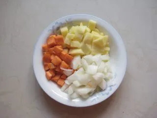 葡国鸡饭：在家复制香浓馥郁的异域美食,土豆去皮，胡萝卜洗净，洋葱去皮洗净，都切成约1cm见方的小丁。 