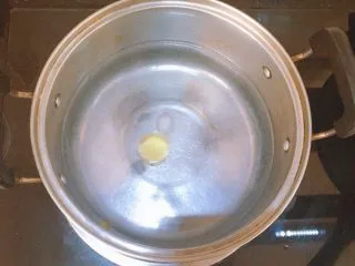 番茄蘑菇肉酱意大利面,这个时候可以煮面了,锅中烧开水,倒入一滴油和一点盐