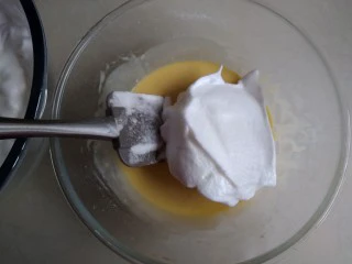 圣诞树根蛋糕,取1/3打发好的蛋白霜放入到蛋黄糊里,从上往下切拌均匀