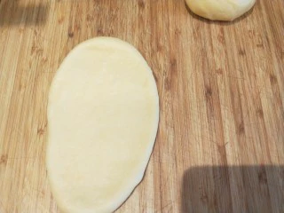 红豆沙拉丝面包,擀成长形状。